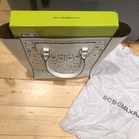 **NEW** AUTHENTIC WHITE BCBG HANDBAG. - Picture 7 of 8